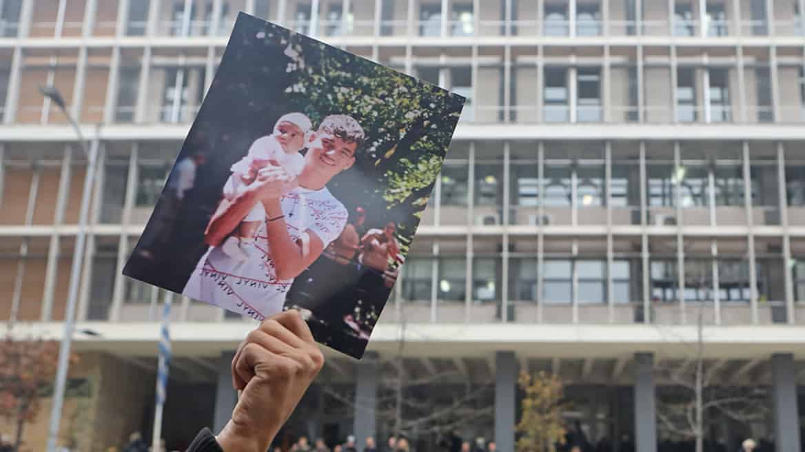 Πέθανε ο 16χρονος Ρομά που πυροβολήθηκε από αστυνομικό σε καταδίωξη Πηγή: iefimerida.gr - Πέθανε ο 16χρονος Ρομά που είχε πυροβολήσει αστυνομικός στη Θεσσαλονίκη - iefimerida.gr