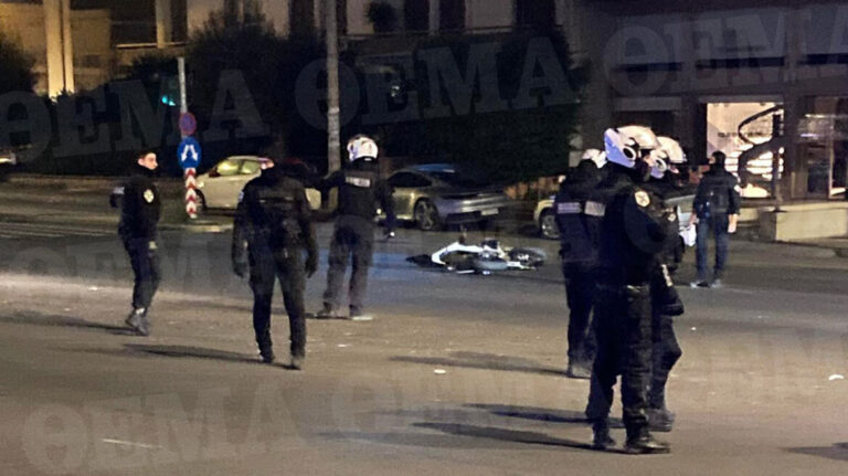 Σοκαριστικό τροχαίο με δύο νεκρούς - Μηχανή έπεσε σε φανάρι (φωτο)