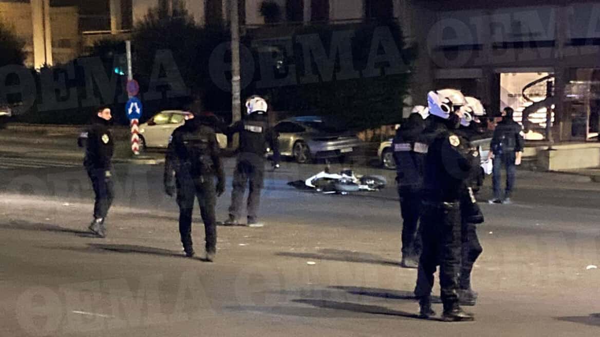 Σοκαριστικό τροχαίο με δύο νεκρούς - Μηχανή έπεσε σε φανάρι (φωτο)