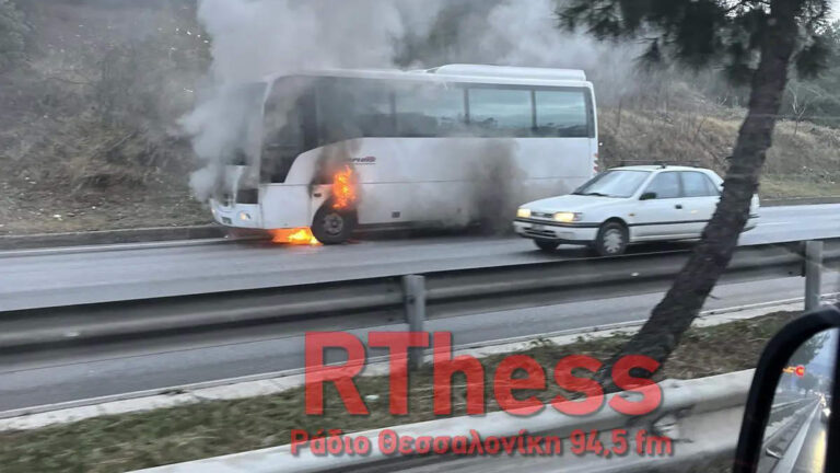 Φωτιά τώρα σε σχολικό λεωφορείο (φωτο - video)
