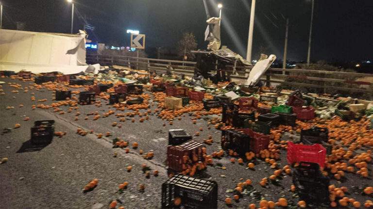 Ανατροπή νταλίκας με πορτοκάλια - Κλειστές οι δύο λωρίδες, χάος από την κίνηση στον Κηφισό (φωτο)