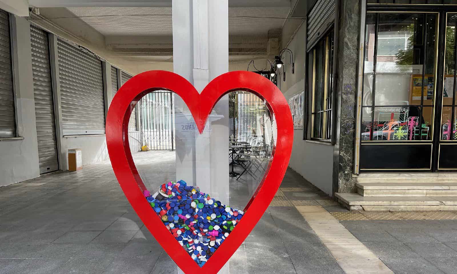 Χανιά: Μεγάλες, κόκκινες καρδιές σε κομβικά σημεία του Δήμου στέλνουν το μήνυμα της αλληλεγγύης & της ελπίδας