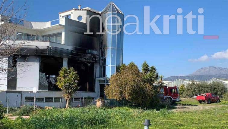 Θρίλερ με νεκρό από φωτιά σε αντιπροσωπεία αυτοκίνητων - Τι ερευνούν οι αρχές