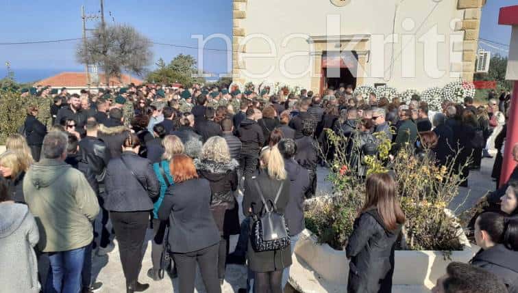 Χανιά: Ράγισαν και οι πέτρες στην κηδεία του 19χρονου αλεξιπτωτιστή - Απέδιδε τιμές άγημα της 1ης ΜΑΛ (φωτο)