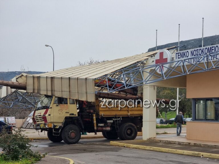 Χανιά: Γερανός γκρέμισε την πύλη του Νοσοκομείου! (φωτο)
