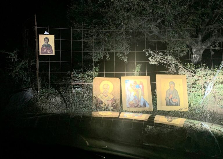 Κρήτη: Άγνωστος κρέμασε εικόνες αγίων σε χωράφι κάνοντας… έκκληση για να πάρει τα λεφτά του!