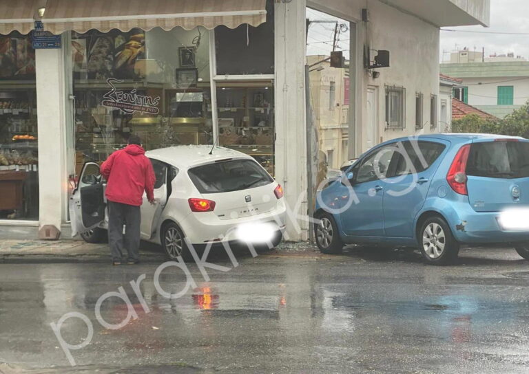 Χανιά: Αυτοκίνητο “εισέβαλε” σε φούρνο, μετά από τρακάρισμα! (φωτο)