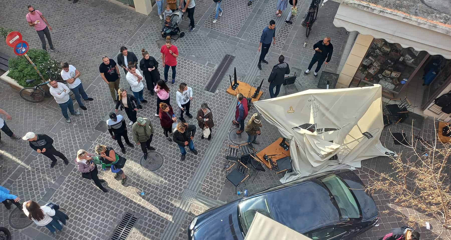 Πανικός στα Χανιά – Αυτοκίνητο “μπούκαρε” σε καφετέρια στον πεζόδρομο στην Παλιά Πόλη (φωτο)