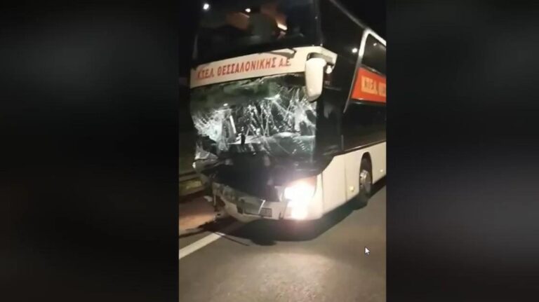 Λεωφορείο έπεσε πάνω σε δυο ΙΧ - Ένας νεκρός και πέντε τραυματίες (video)