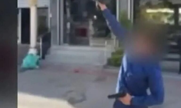 Εικόνες Φαρ Ουέστ: Νεαρός πυροβολεί στη μέση του δρόμου με δύο όπλα - Ανθρωποκυνηγητό για τη σύλληψή του (video)