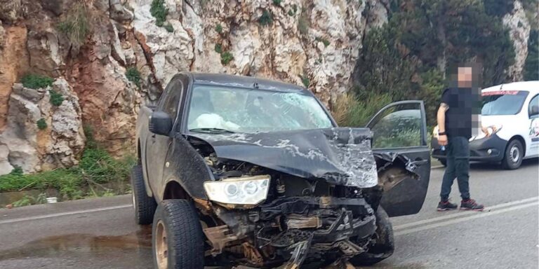 Σοβαρό τροχαίο στην εθνική - Αγροτικό καρφώθηκε πάνω σε βράχο (φωτο)