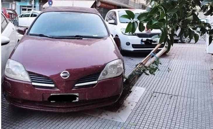 Έσπασε το δέντρο και πάρκαρε πάνω στο πεζοδρόμιο