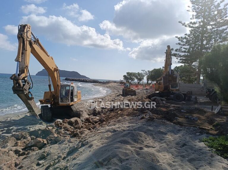 Χανιά: Κατεδάφισαν αυθαίρετες - επικίνδυνες κατασκευές στην παραλία του Πλατανιά (φωτο)