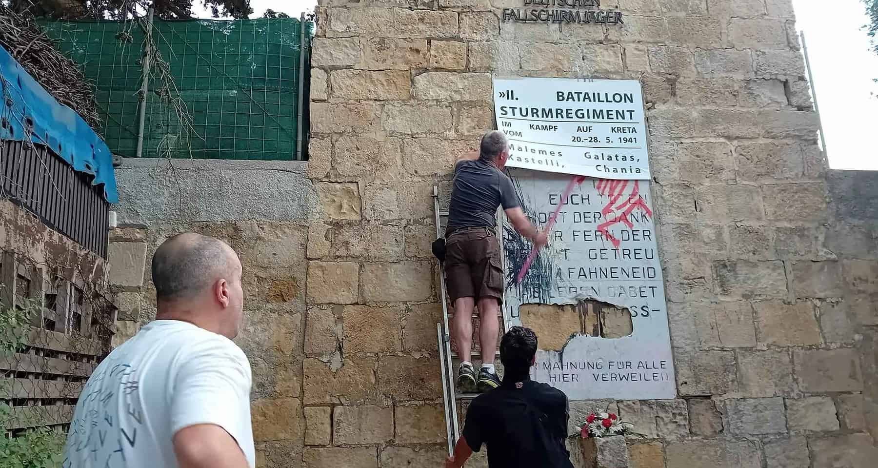 Χανιά: Απομακρύνθηκαν οι ναζιστικές πλάκες από το “Κακό Πουλί” (φωτο)