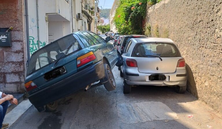 Κρήτη: Οδηγός “καβάλησε” με το όχημα του άλλο αυτοκίνητο στην προσπάθειά του να περάσει δρόμο (φωτο)