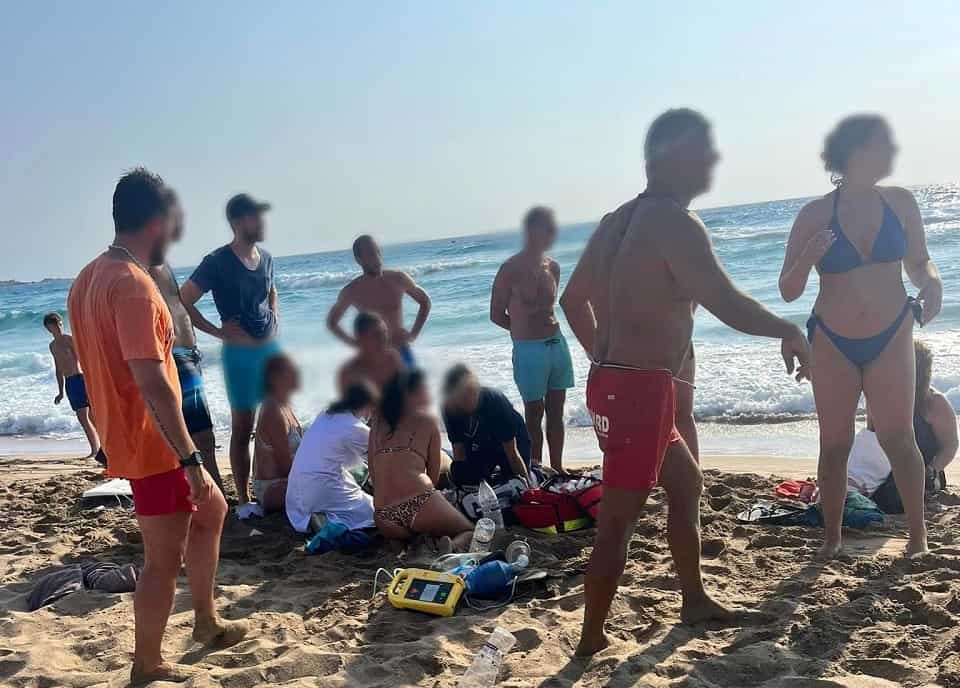 Χανιά: Συναγερμός για λουόμενο στα Φαλάσαρνα - Ανασύρθηκε στη στεριά χωρίς τις αισθήσεις του (φωτο)