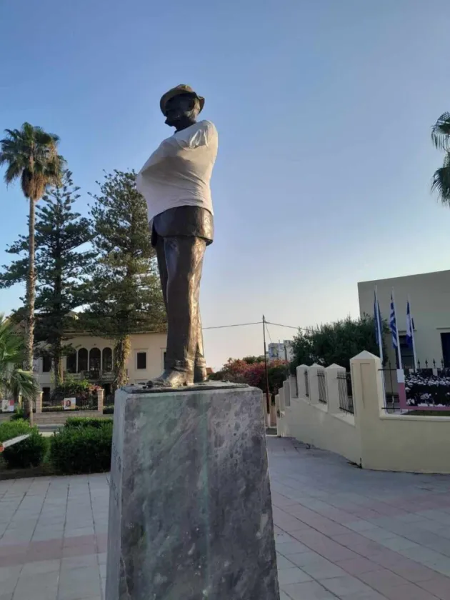 Εικόνες ντροπής στα Χανιά: Άγνωστοι βανδάλισαν το άγαλμα του Ελ. Βενιζέλου - Του φόρεσαν ρούχα και καπέλο