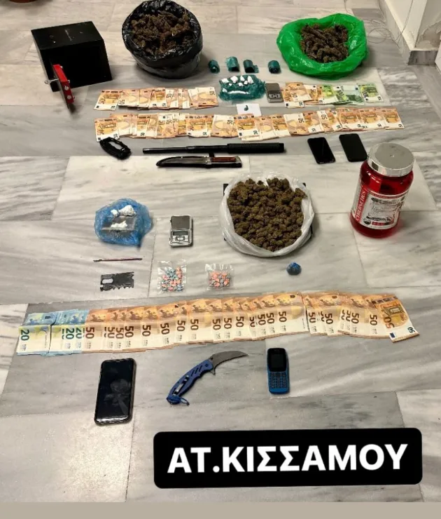 Χανιά: Χειροπέδες σε δύο άνδρες που έκρυβαν σπίτι τους πάνω από ένα κιλό χασίς, κοκαΐνη και παραισθησιογόνα (φωτο)