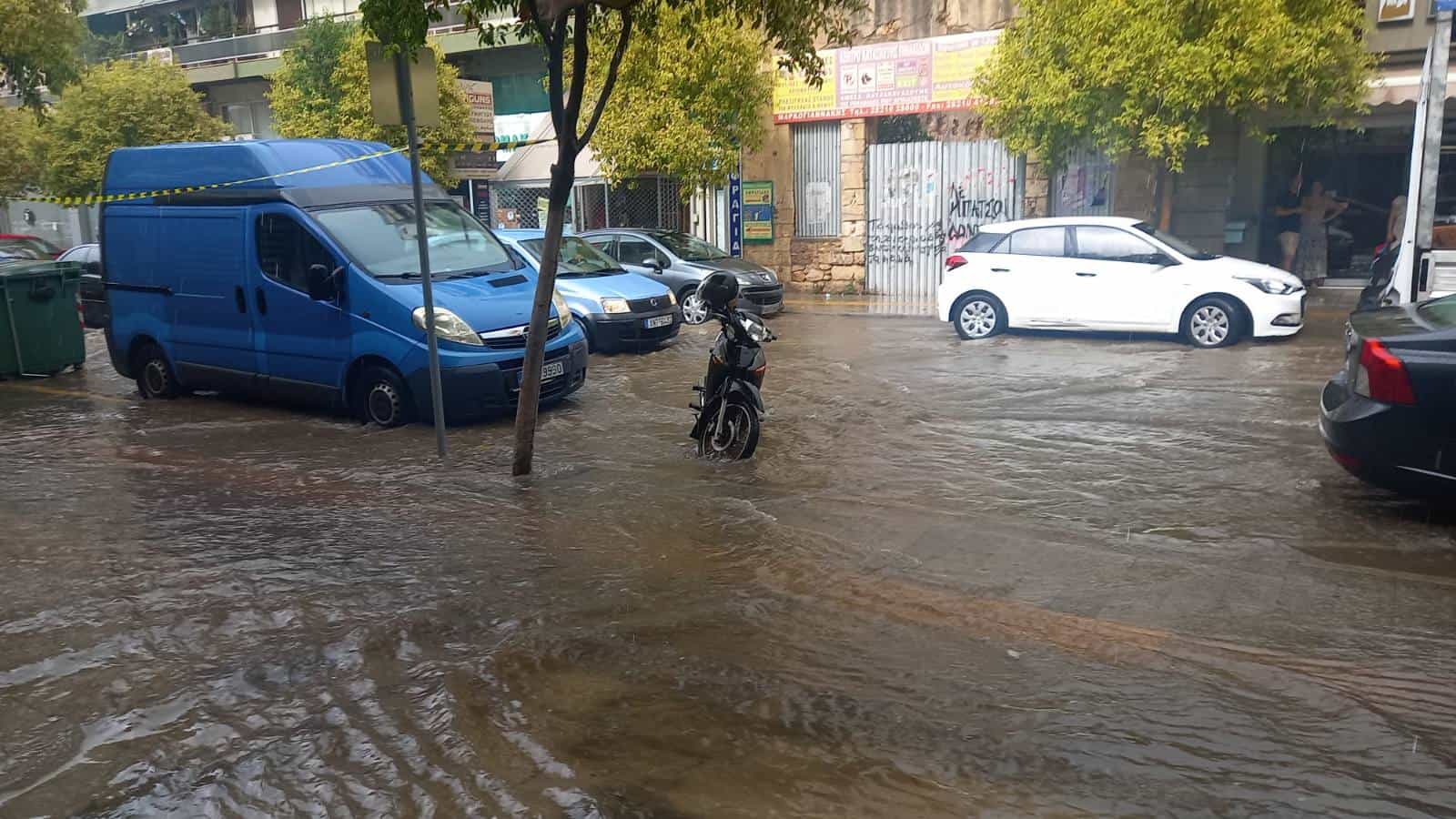 Χανιά: Πλημμύρισαν δρόμοι μέσα στην πόλη - Η έντονη βροχή μετέτρεψε σε ποτάμια κεντρικούς δρόμους (φωτο)