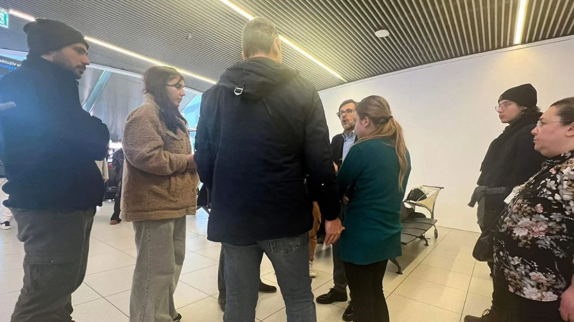 Η Ryanair άφησε χριστουγεννιάτικα 100 Έλληνες εγκλωβισμένους στο αεροδρόμιο της Βουδαπέστης