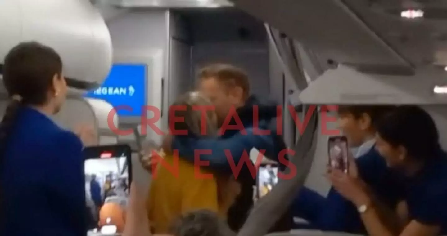 Ο Κώστας και η Κλειώ υποσχέθηκαν ενώπιον πληρώματος και επιβατών να ζήσουν μαζί την υπόλοιπη ζωή τους