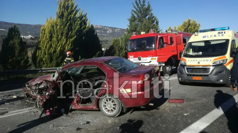 Σοβαρό τροχαίο με εγκλωβισμό - Ι.Χ. συγκρούστηκε με μπετονιέρα - Στο νοσοκομείο ο οδηγός (φωτο)