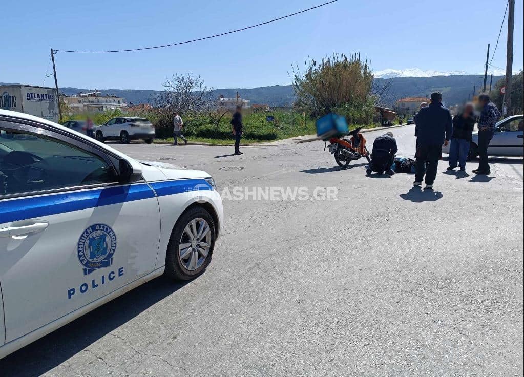 Χανιά: Τροχαίο σε διασταύρωση «καρμανιόλα» – Στο νοσοκομείο διανομέας (φωτο)