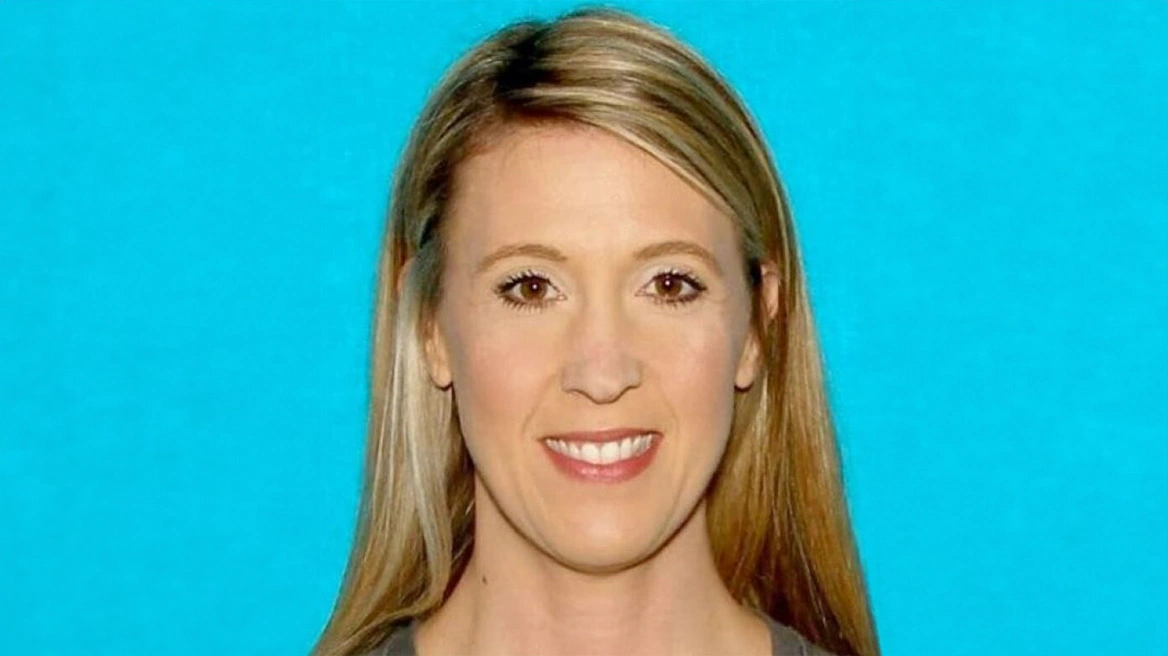 45χρονη εκπαιδευτικός έγινε τσακωτή γυμνή με 17χρονο στο αυτοκίνητο του συζύγου της που είναι στέλεχος του υπ. Άμυνας