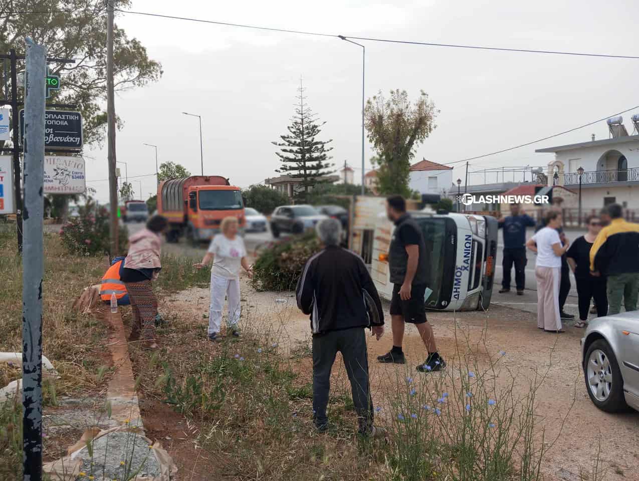 Χανιά: Τροχαίο με φορτηγό του Δήμου στο Αρώνι – Ντελαπάρισε το όχημα, μια τραυματίας (φωτο)