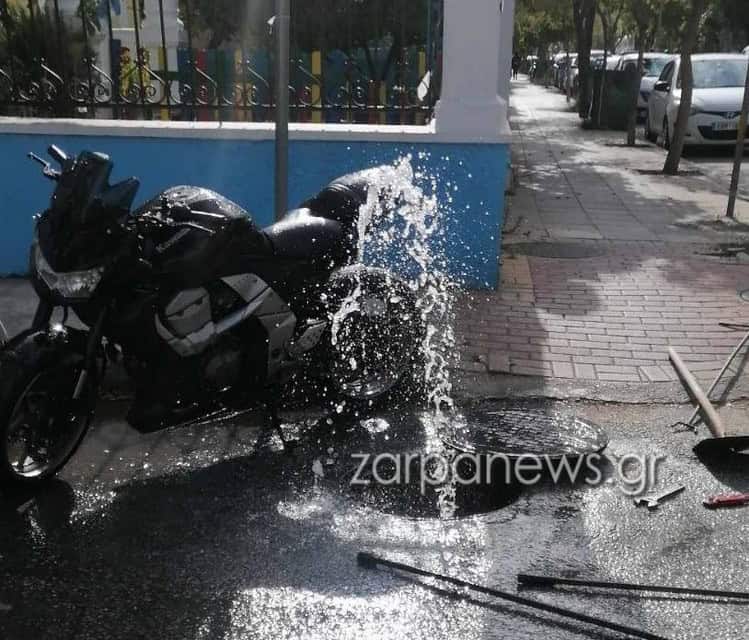 Χανιά: Κλειστός δρόμος στα Δικαστήρια από σπάσιμο αγωγού νερού (φωτο)