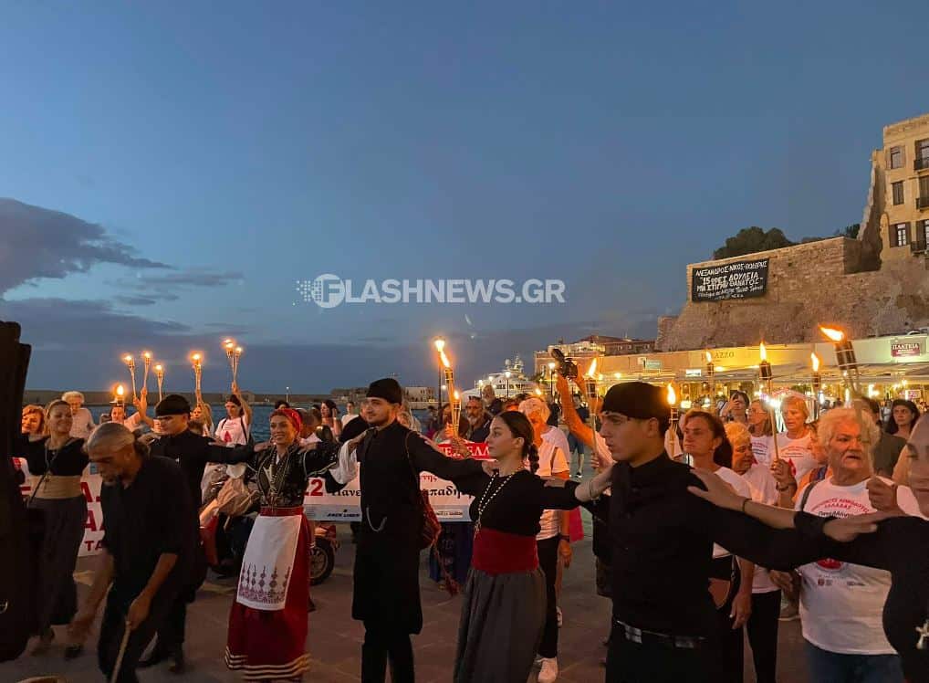 Χανιά: «Φωτίστηκε» με αγάπη το Παλιό Λιμάνι στην 22η λαμπαδηδρομία εθελοντικής αιμοδοσίας (φωτο – video)