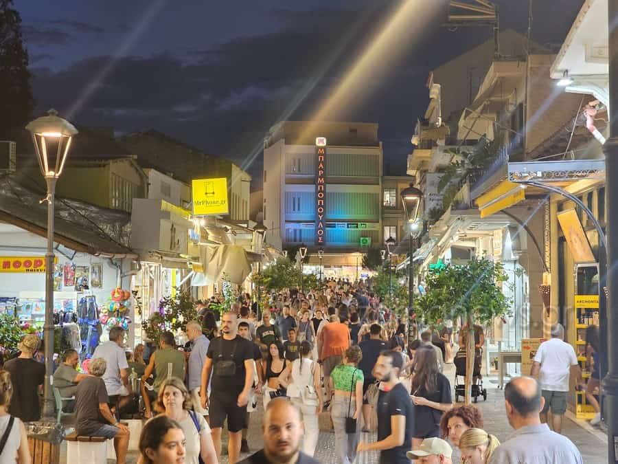 Χανιά: Για τρίτη χρονιά η Λευκή Νύχτα - Γέμισαν με κόσμο τα καταστήματα - Μεγάλη συναυλία με Τσαλίκη και Κονταρό (video)