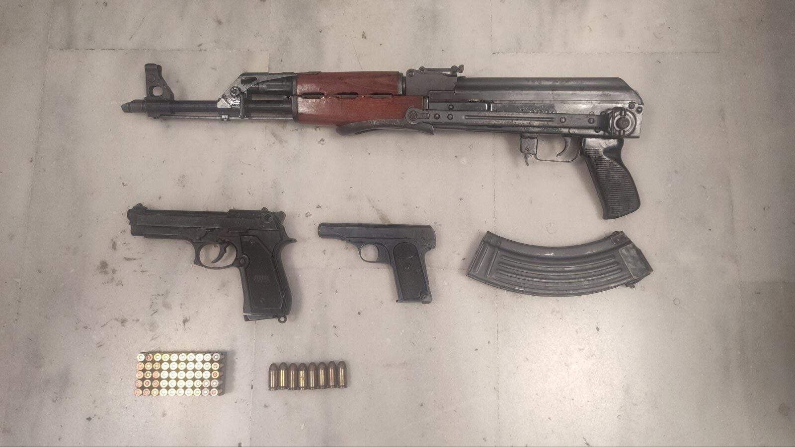 Χανιά: Σε σπίτια στον Αποκόρωνα αστυνομικοί βρήκαν Kalashnikov, πιστόλια και δεκάδες φυσίγγια – Δυο οι συλλήψεις (φωτο)