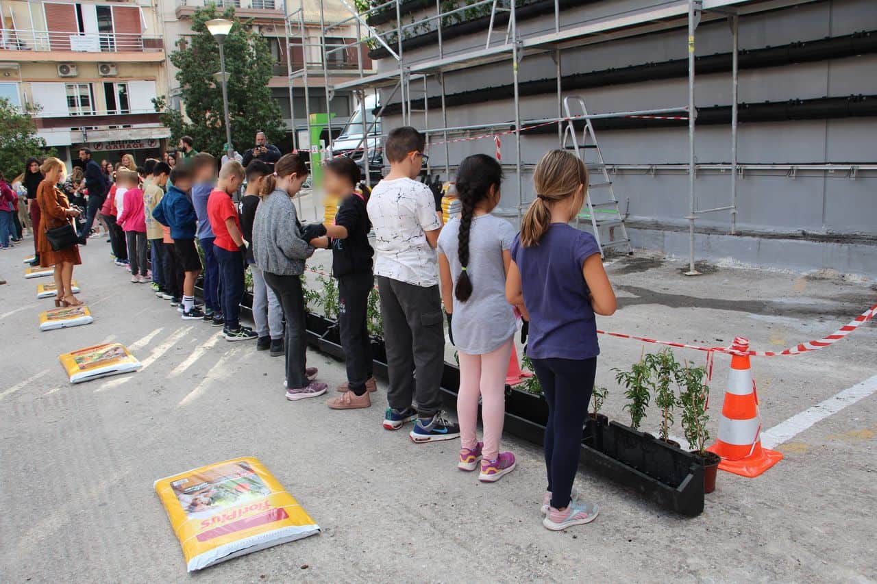 Χανιά: 3.000 γιασεμιά στον τοίχο του Δημοτικού Πάρκινγκ ΚΥΔΩΝ με τη συμμετοχή μικρών μαθητών από σχολεία του Δήμου Χανίων (φωτο)