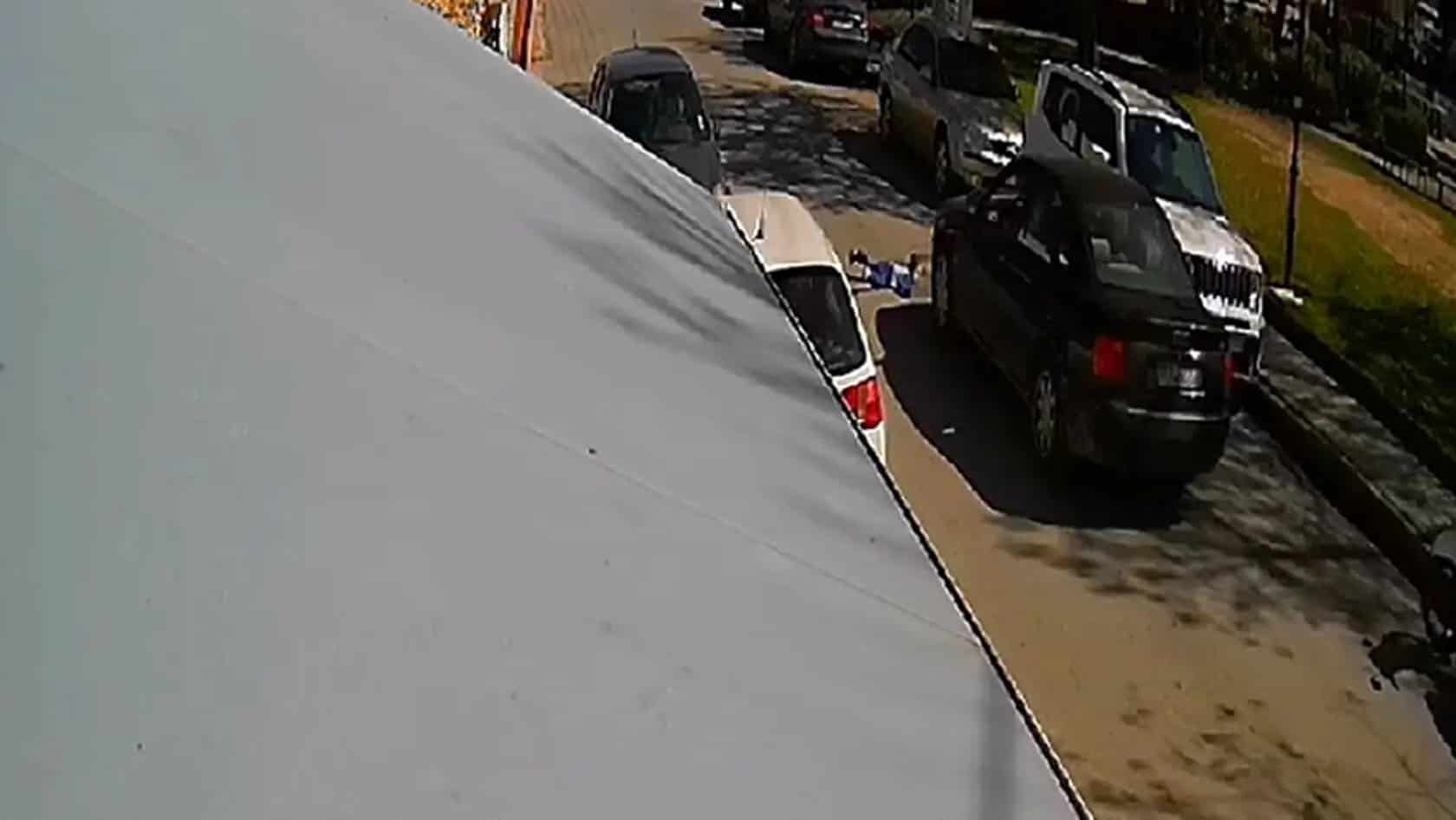 Σοκαριστικό βίντεο: Η στιγμή που ΙΧ παρασέρνει το 3χρονο αγοράκι