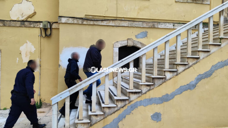 ια δεύτερη φορά μέσα σε ένα 24ωρο πέρασε το κατώφλι της Εισαγγελίας Χανίων, ο ένας εκ των δύο υπόπτων ως επίορκων υγειονομικών υπαλλήλων. Ο συλληφθείς απολογήθηκε σήμερα στον ανακριτή ο οποίος σε συμφωνία με τον εισαγγελέα αποφάσισε να αφεθεί ελεύθερος χωρίς καν να επιβληθούν περιοριστικοί όροι. Ο δικηγόρος του συγκεκριμένου υγειονομικού υπαλλήλου, Χρήστος Μαρκογιαννάκης, δήλωσε: «Μελετώντας στον περιορισμένο χρόνο που είχαμε στη διάθεσή μας, τον ογκώδη φάκελο της δικογραφίας, χθες το βράδυ με τη συνάδελφό μου την κα Τζουγκαράκη, προσπαθούσαμε να βρούμε ένα ψήγμα στοιχείων ενοχοποιητικών σε βάρος του πελάτη μας. Δε διαπιστώθηκε το οτιδήποτε. Έτσι σήμερα που απολογήθηκε ενώπιον του κ. ανακριτή, με κάθε λεπτομέρεια έδωσε εξηγήσεις για τα πάντα και ήταν τόσο πειστικός, που συμφωνοούντος του κ. εισαγγελέως όχι απλά αφέθηκε ελεύθερος, αλλά δεν επεβλήθηκαν καν ούτε περιοριστικοί όροι, κάτι που σπανιότατα συμβαίνει και αποδεικνύει πόσο άδικα ταλαιπωρήθηκε ο πελάτης μας τώρα δύο ημέρες.» Ο δεύτερος κατηγορούμενος θα οδηγηθεί στον ανακριτή την Τρίτη 1η Απριλίου. Θυμίζουμε ότι σε βάρος των δύο δημοσίων υπαλλήλων της Υγειονομικής Υπηρεσίας της Περιφερειακής Ενότητας Χανίων, σχηματίσθηκε δικογραφία – κατά περίπτωση – για δωροληψία υπαλλήλου για πράξεις που αντίκεινται στα καθήκοντά του και τελούνται κατ’ εξακολούθηση και κατ’ επάγγελμα, παραβίαση υπηρεσιακού απορρήτου μεμονωμένα και κατ’ εξακολούθηση, παράβαση καθήκοντος κατ’ εξακολούθηση, σύσταση συμμορίας, εμπορία επιρροής σε υπάλληλο για πράξεις που αντίκεινται στα καθήκοντά του κατ’ εξακολούθηση και κατ’ επάγγελμα και νόθευση από υπάλληλο εγγράφου, το οποίο είναι προσιτό εκ της Υπηρεσίας του.