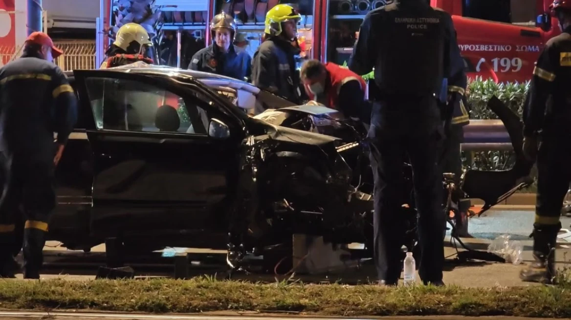 20χρονος χωρίς δίπλωμα έπεσε σε κολώνα ηλεκτροφωτισμού - Τραυματίστηκε σοβαρά η 20χρονη συνοδηγός (φωτο)