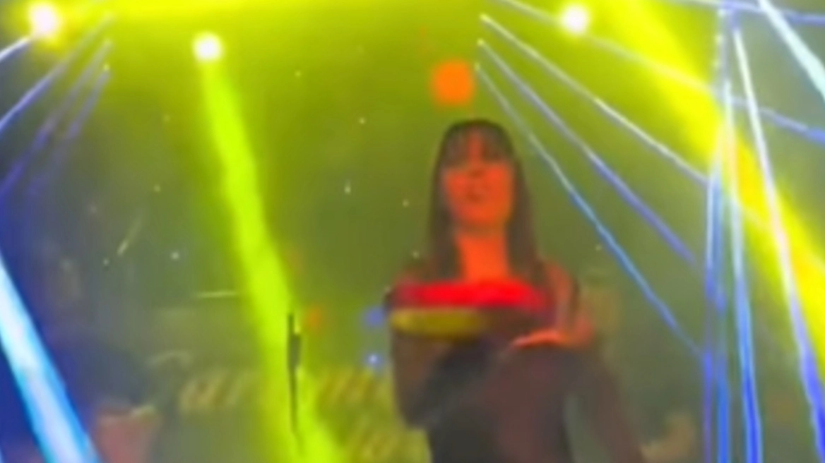 ΧΑΜΟΣ σε μπουζούκια - Τραγουδίστρια παίζει ρακέτες πάνω στην πίστα! 🎤🏓🌺