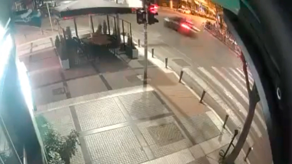 Η στιγμή που αυτοκίνητο έπεσε σε αγροτικό - Η οδηγός του παραβιάσε το κόκκινο φανάρι, δεν είχε δίπλωμα και ήταν μεθυσμένη (video)