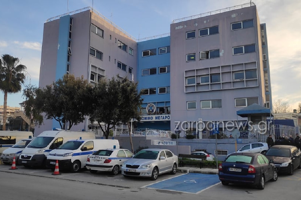 Χανιά: «Τραμπουκισμοί, εξευτελισμός, σεξουαλική παρενόχληση» σε κοπέλες που πέρασαν 10 ώρες στα κρατήρια για εργασία χωρίς άδεια σε μπαρ στο παλιό λιμάνι!