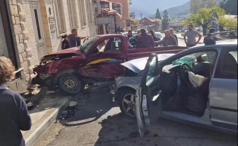 Τροχαίο-σοκ: Αυτοκίνητο μπήκε ανάποδα σε πλατεία και καρφώθηκε σε σταθμευμένο όχημα – Νεκρή η 70χρονη συνοδηγός (video)