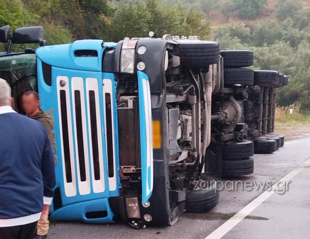 Χανιά: Τούμπαρε νταλίκα με ντομάτες στην Παλαιόχωρα (Video + φωτο)