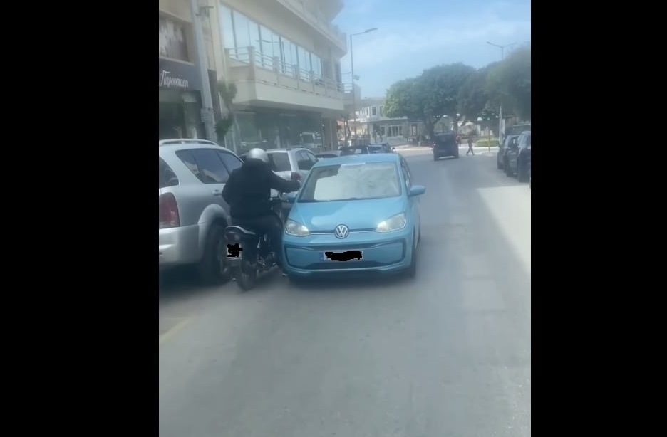 Χανιά: “Πήρε” ανάποδα την Τζανακάκη και τον έδιωξε “κακήν κακώς” …οδηγός δίκυκλου! (video)