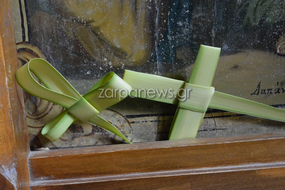 Παπάς από τα Χανιά δείχνει πως φτιάχνονται οι σταυροί από τα βάγια (video)