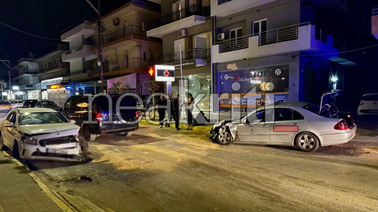 Σφοδρή σύγκρουση δύο αυτοκίνητων λίγα λεπτά πριν την Ανάσταση (φωτο)