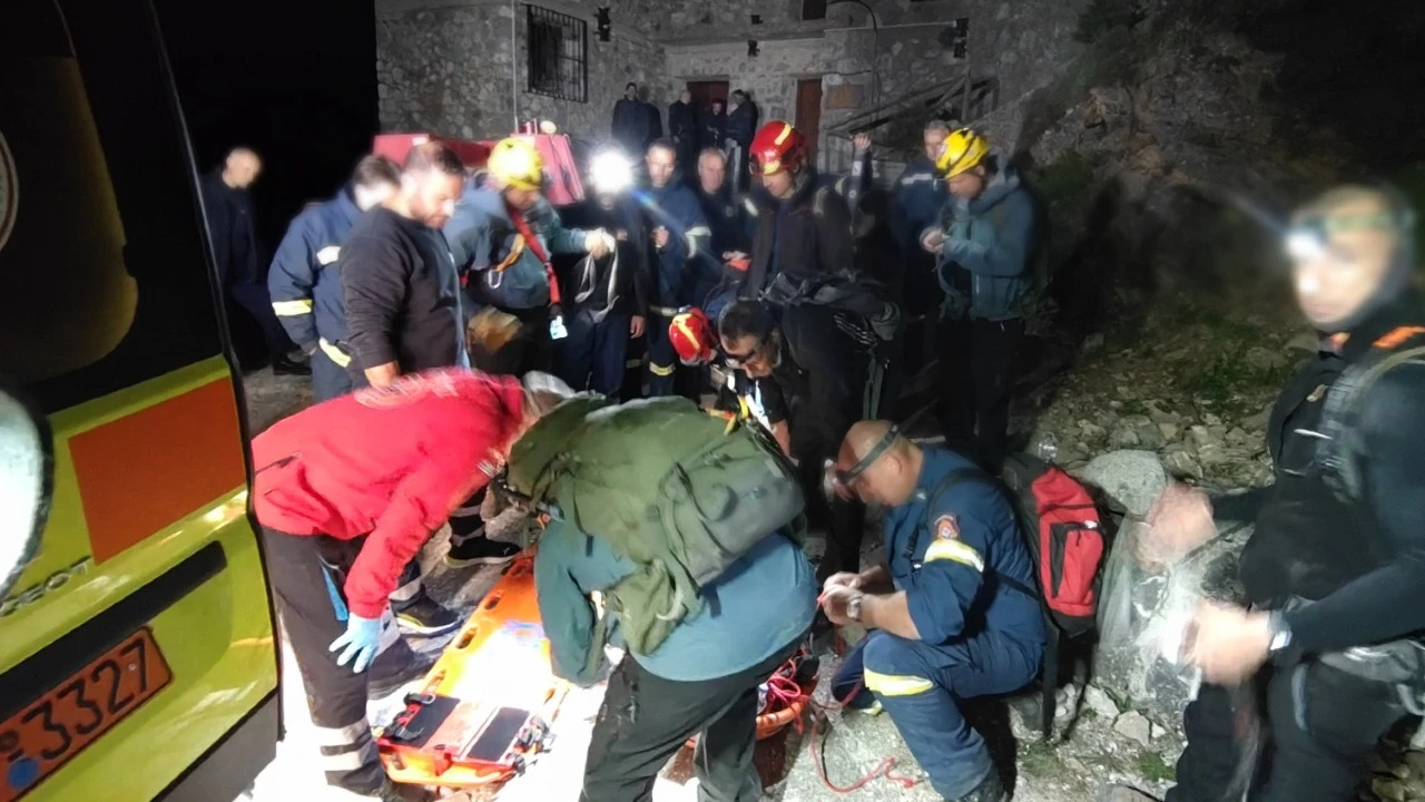 Χανιά: Μεγάλη κινητοποίηση για διάσωση νεαρού Ολλανδού που έπεσε από ύψος 25 μέτρων στον Γκίγκιλο – Επιχείρησε ελικόπτερο που δεν προσέγγισε το σημείο (φωτο - video)
