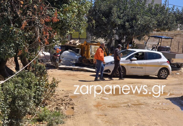έχει κατασκευαστεί παράνομα τοιχίο αλλά και βάση από μπετόν, τμήμα του οποίου είναι εντός της παραλίας