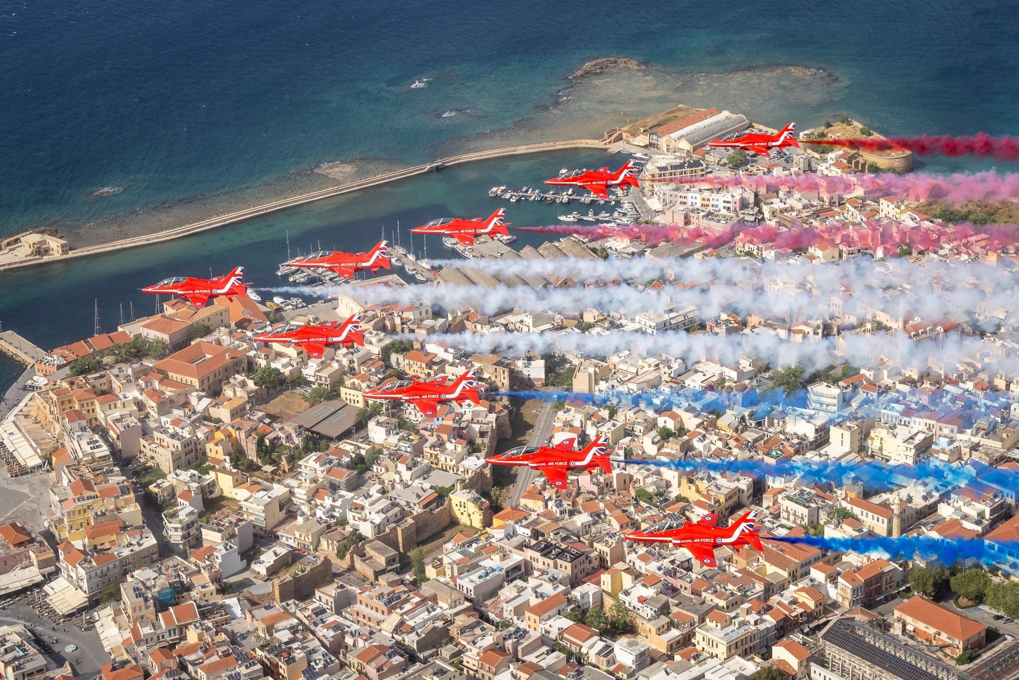 Χανιά: Το εντυπωσιακό πέρασμα των “Red Arrows” πάνω από τη Σούδα (video)