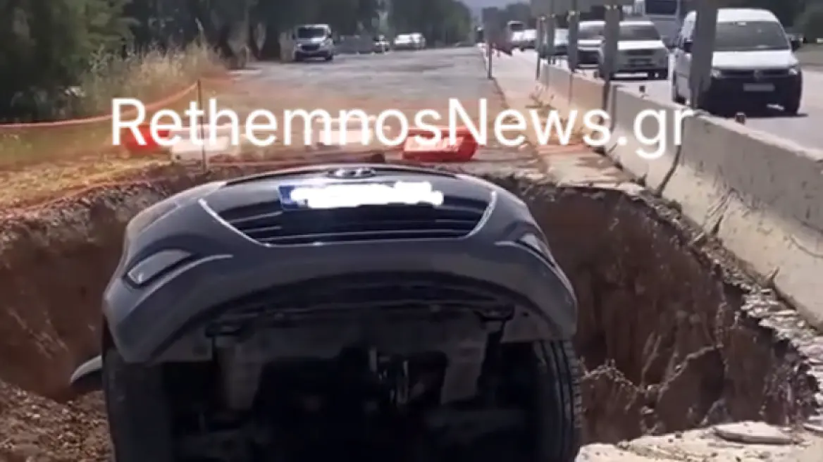 Αυτοκίνητο έπεσε σε τεράστια λακούβα των έργων στο ΒΟΑΚ