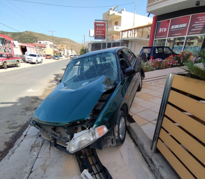 Χανιά: Σφοδρή σύγκρουση ΙΧ στο Καστέλι – Κατέληξαν σε καταστήματα, ένας τραυματίας (φωτο)
